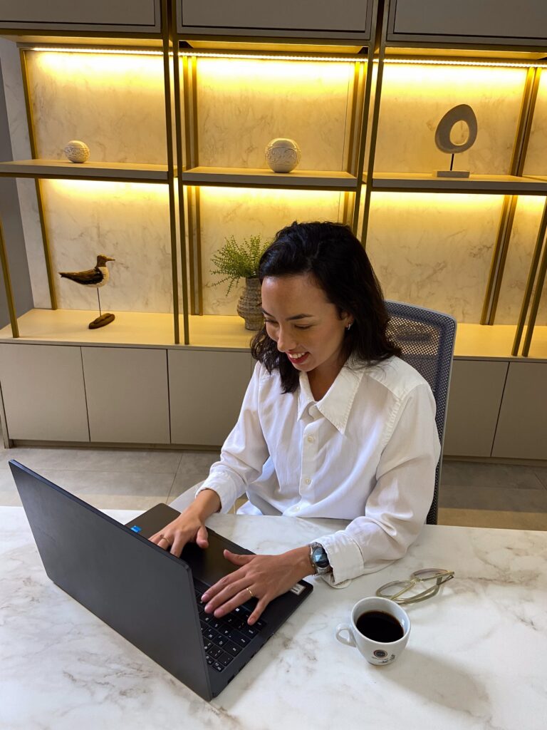 Imagem da Psicóloga Ana Paula Tomás realizando atendimento de psicoterapia/terapia online