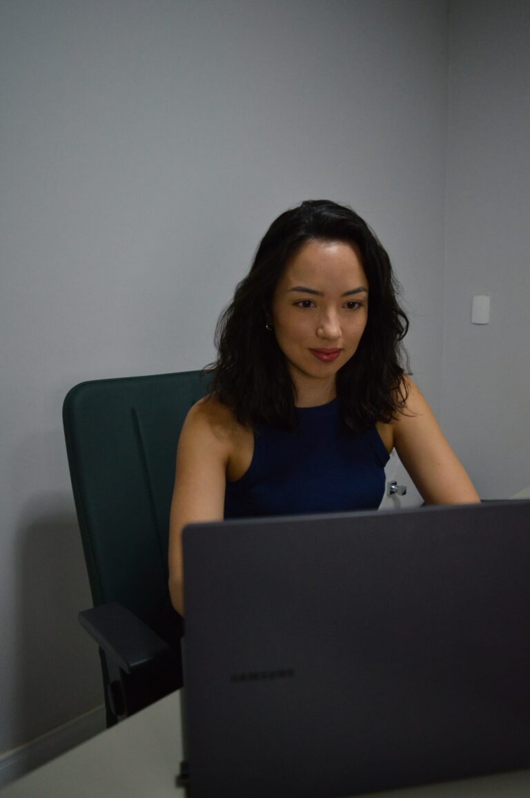 Imagem da Psicóloga Ana Paula Tomás realizando atendimento de terapia online